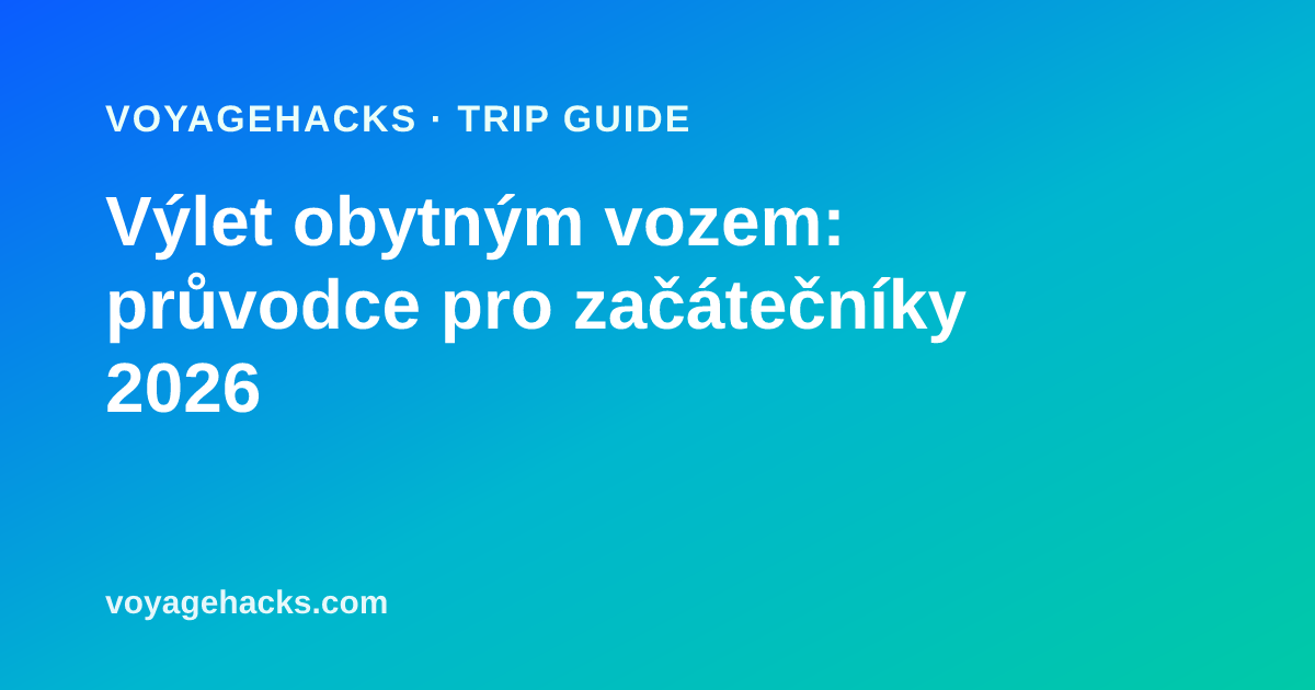 Obytný vůz zaparkovaný na kempu u pobřeží s vyrovnávacími klíny pod jedním kolem, zapojeným přípojným kabelem a rohoží před posuvnými dveřmi