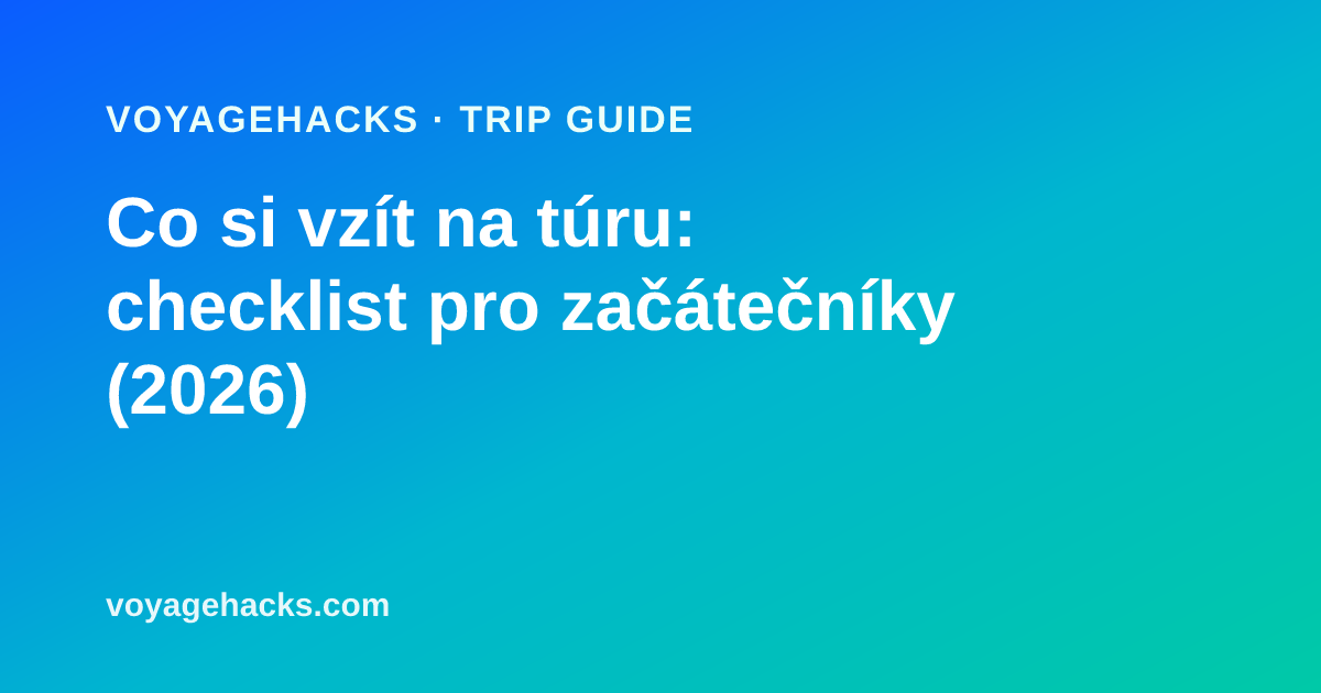 Vybavení na denní túru rozložené na stezce: hydratační batoh, trekové hole, čelovka, lékárnička, nepromokavá bunda a merino ponožky