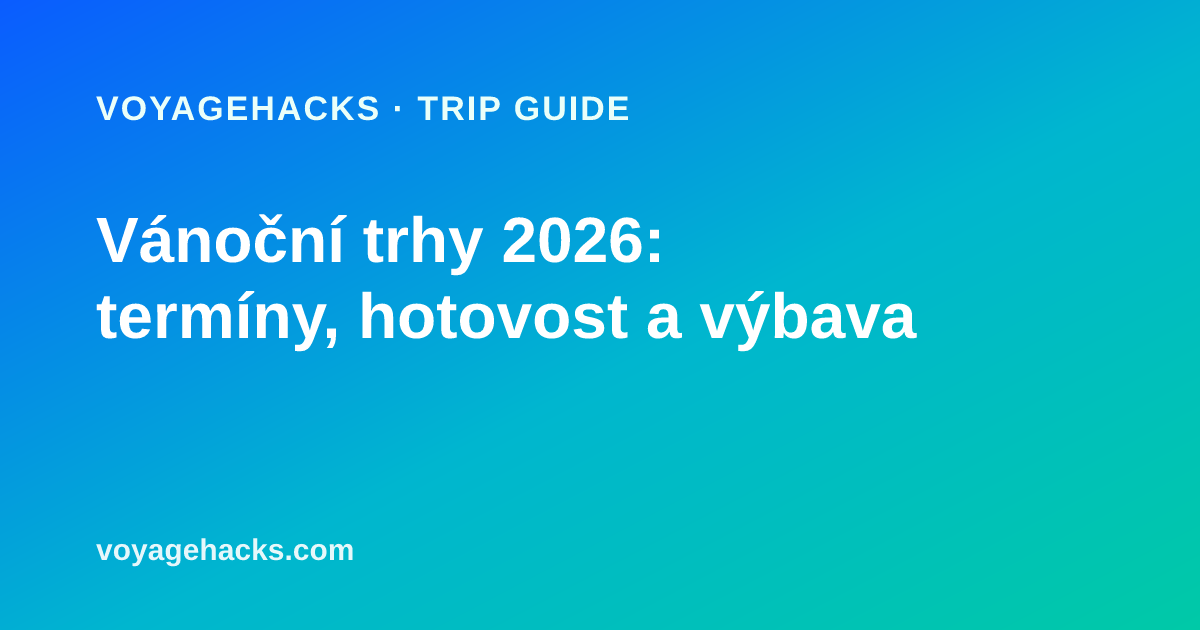Výbava na zimní cestu na vánoční trhy: nepromokavé boty, termoprádlo, dotykové rukavice a termohrnek položené před slavnostními dřevěnými stánky