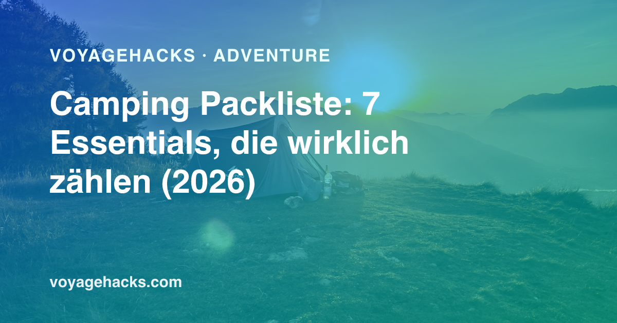 Camping Packliste: Zelt, Schlafsack, Kocher und Stirnlampe auf einem Campingplatz ausgelegt