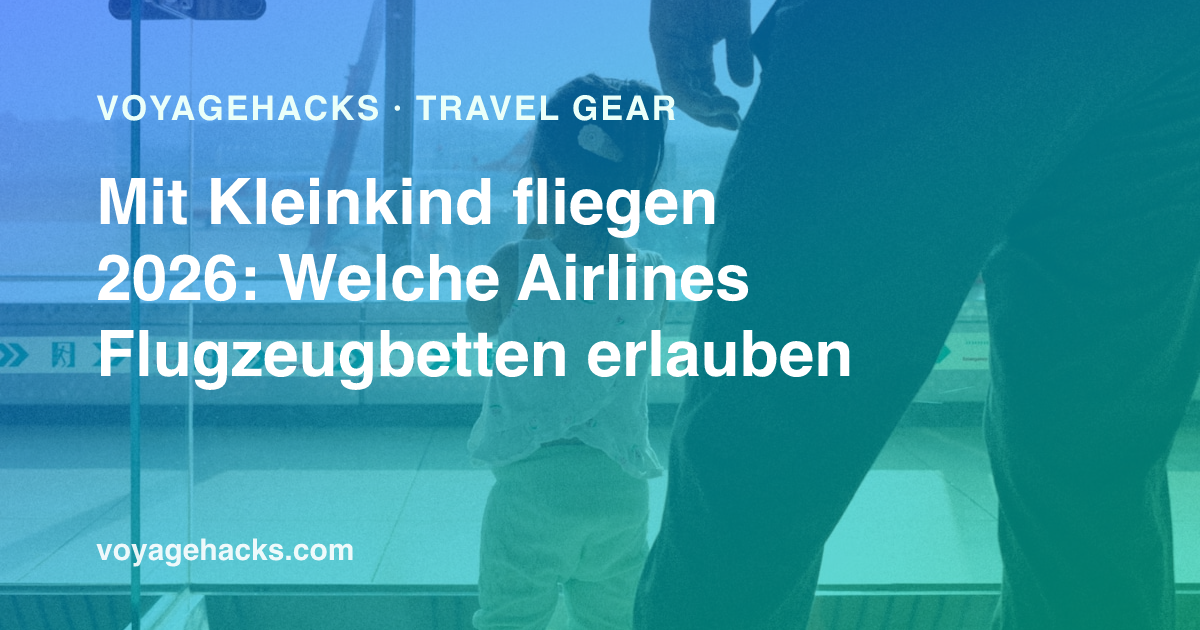 Ein Kleinkind schläft auf einem Langstreckenflug quer über einem Flugzeugsitz