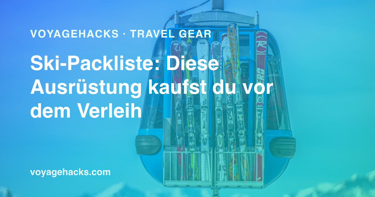 Ski-Packliste: Helm, Skibrille, Merino-Basisschichten, Fäustlinge und Bootbag vor einer Skireise ausgelegt