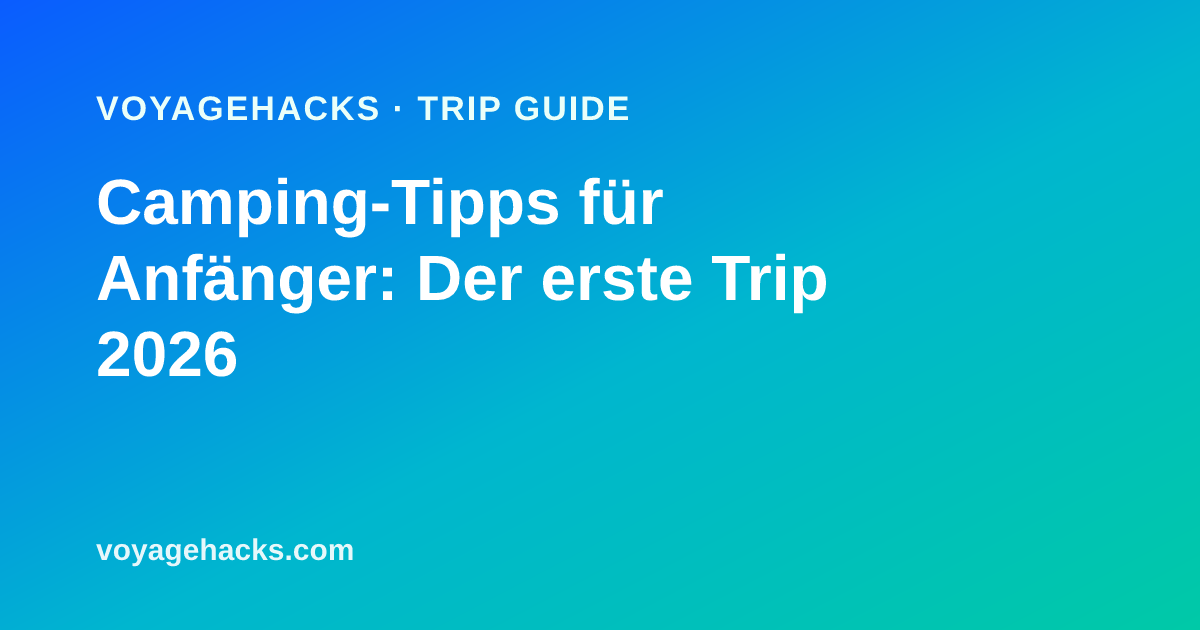 Erste Campingplatz-Checkliste für Einsteiger: bei Tageslicht aufgebautes Zelt neben einer Feuerstelle aus Stein, Kühlbox und Campingstühle