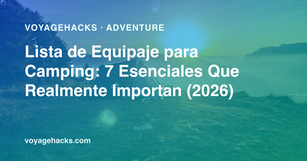 Lista de equipaje para camping: tienda, saco de dormir, hornillo y frontal colocados en un campamento