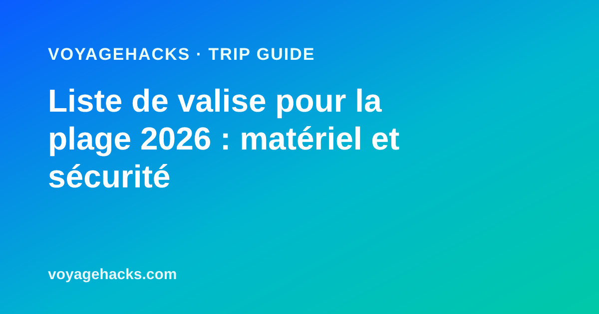 Liste de valise plage : crème solaire minérale, abri de plage pop-up, sac étanche, serviette anti-sable et chaussures d'eau posés sur le sable