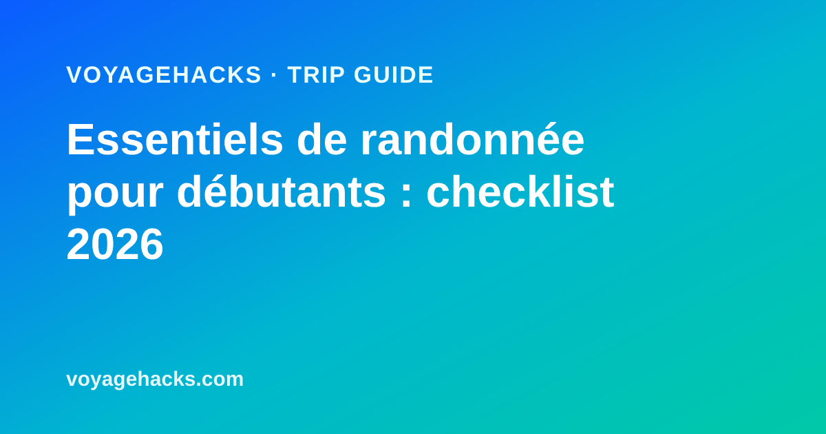 Essentiels de randonnée à la journée posés sur un sentier : sac à dos d'hydratation, bâtons de randonnée, lampe frontale, trousse de premiers secours, veste de pluie et chaussettes en mérinos