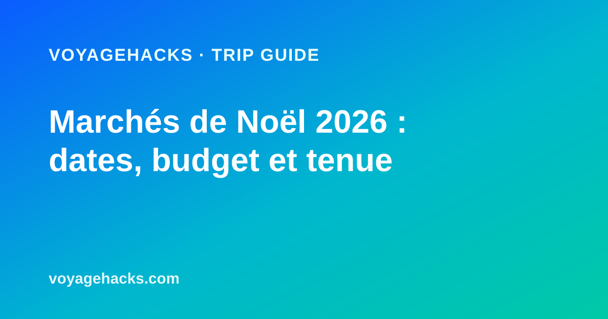 Kit de voyage pour marché de Noël en hiver : bottes isolées, sous-vêtements thermiques, gants tactiles et une tasse isolante disposés devant des chalets en bois festifs