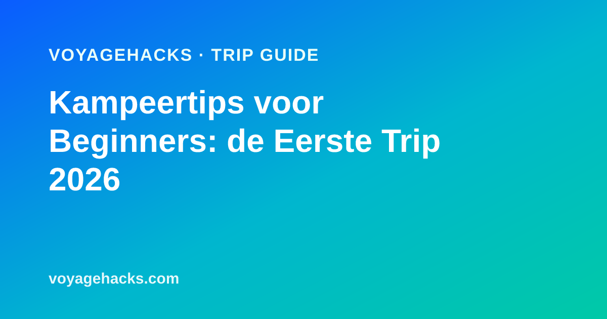 Eerste kampeerchecklist voor beginners: tent overdag opgezet naast een stenen vuurring, koelbox en klapstoelen
