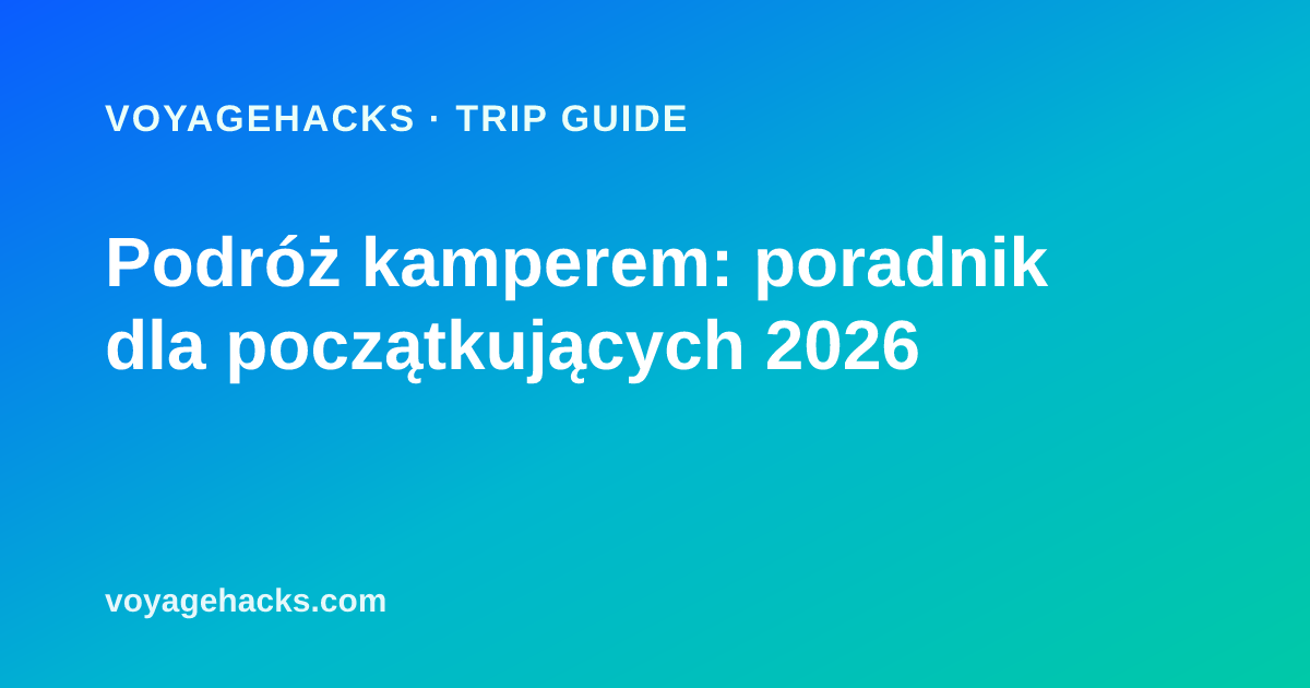Kamper zaparkowany na nadmorskim kempingu, z klockami wypoziomowującymi pod jednym kołem, podłączonym kablem elektrycznym i matą przed drzwiami przesuwnymi
