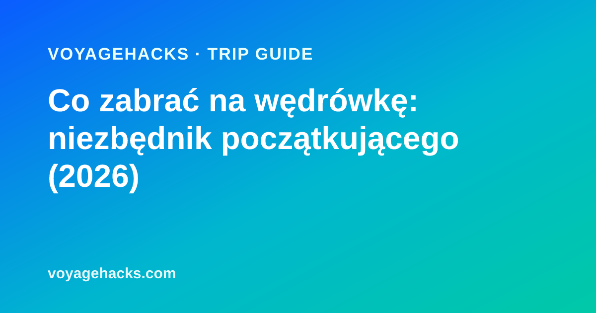 Niezbędnik na jednodniową wędrówkę rozłożony na szlaku: plecak z bukłakiem, kije trekkingowe, czołówka, apteczka, kurtka przeciwdeszczowa i skarpety merynosowe