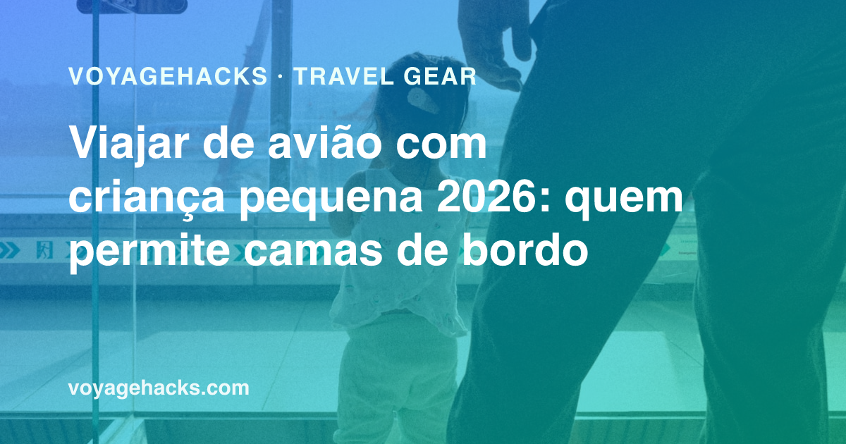 Criança pequena dormindo atravessada no assento do avião em um voo longo